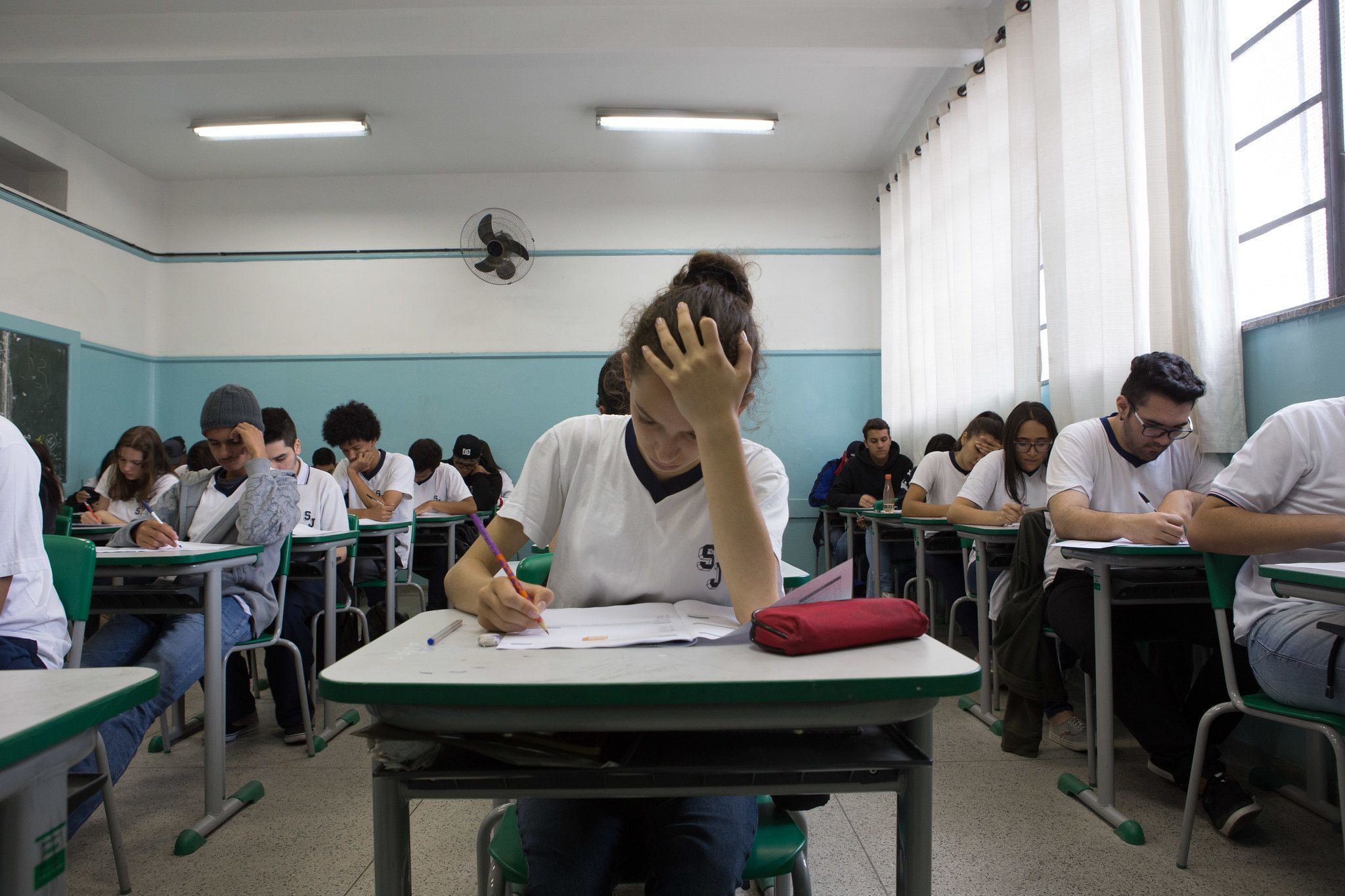 alunos fazem prova em uma sala de aula