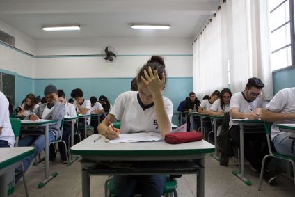 alunos fazem prova em uma sala de aula