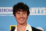 Shawn Mendes aparece em sessão antecipada de filme com show do novo álbum
