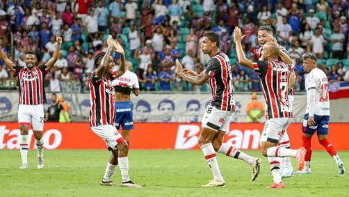 Luiz Gustavo comemora gol contra o Bahia