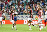 São Paulo atropela Bahia e mantém tabu contra Ceni após falha bizarra de goleiro