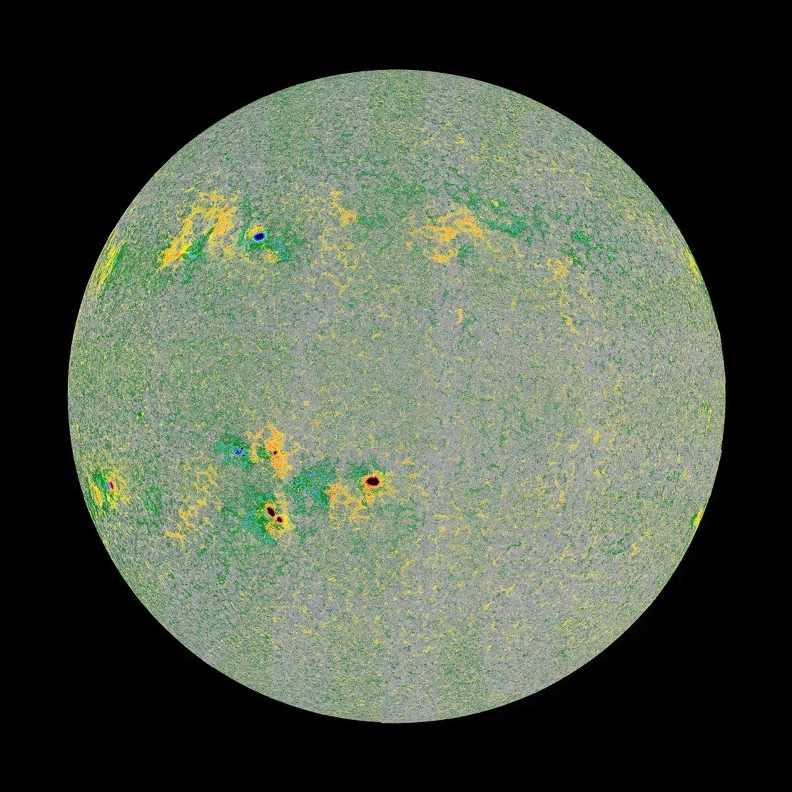 Um magnetograma mostra a direção da linha de visão do campo magnético do Sol, que se aglomera em torno das manchas solares • Divulgação/Agência Espacial Europeia