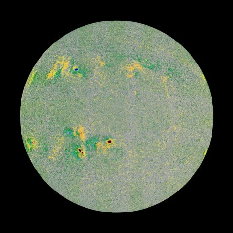 Um magnetograma mostra a direção da linha de visão do campo magnético do Sol, que se aglomera em torno das manchas solares • Divulgação/Agência Espacial Europeia