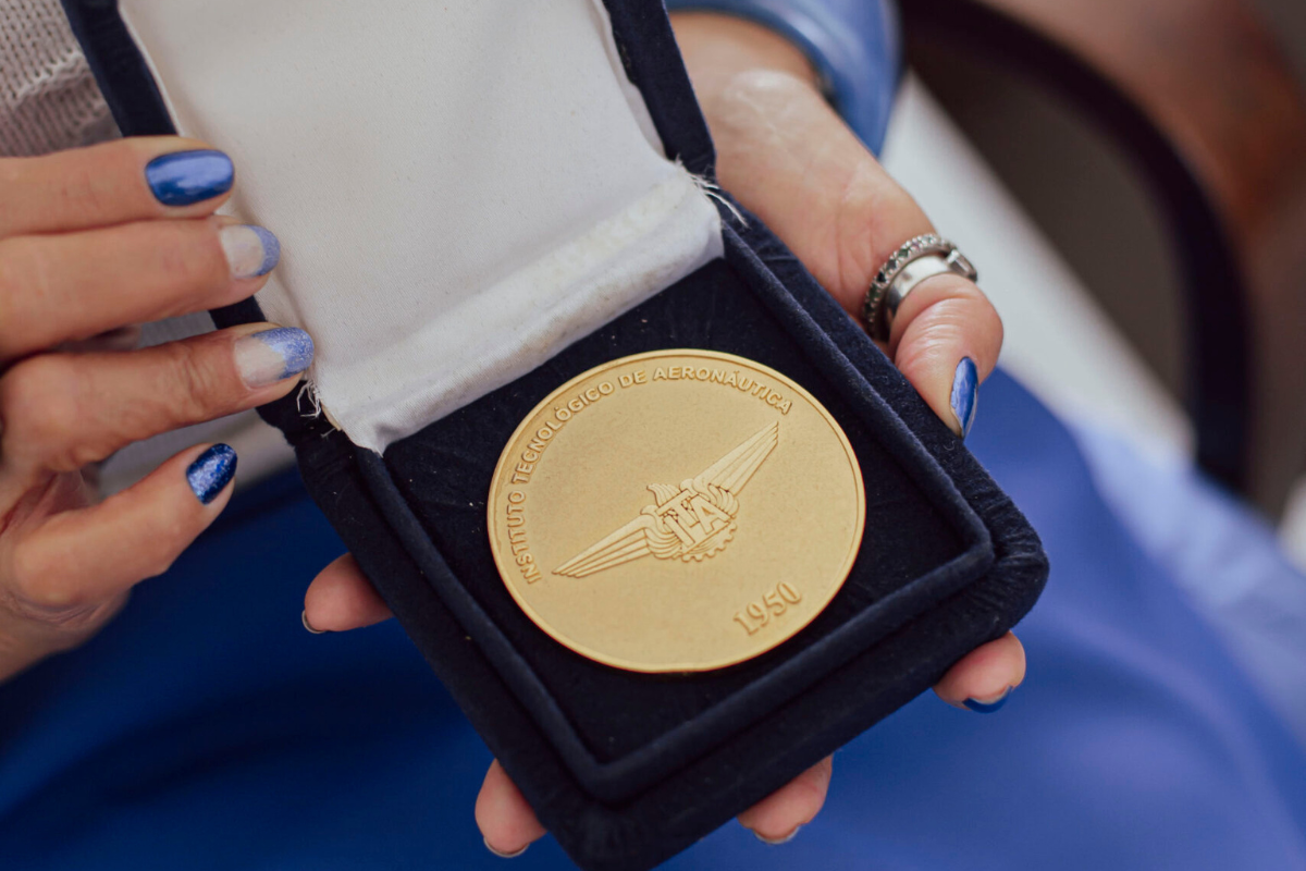 Primeira professora negra na história do ITA, Sonia Guimarães exibe sua Medalha Santos Dumont de Honra ao Mérito • Dalila Dalprat/Divulgação