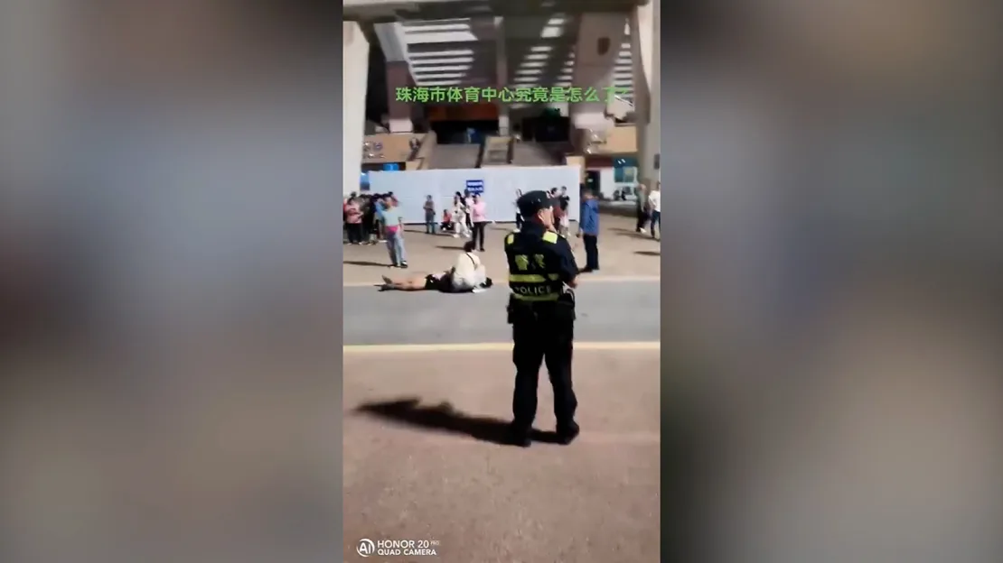 Vídeo on-line, geolocalizado pela CNN, mostra as consequências de um atropelamento em massa que deixo 35 mortos em Zhuhai, China. • Redes sociais