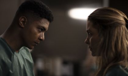 Um talentoso e incorruptível jovem de periferia recém-formado e uma famosa e mordaz cirurgiã – ele sem diploma por conta de uma dívida na faculdade, ela querendo voltar a operar após um trauma – passam a atuar como médicos de uma facção crimin