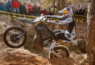 Campeão mundial de enduro mostra rosto "desfigurado" após grave acidente