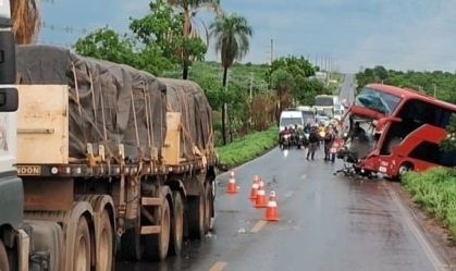 Motorista de ônibus morre e 12 pessoas ficam feridas após colisão em Cuiabá