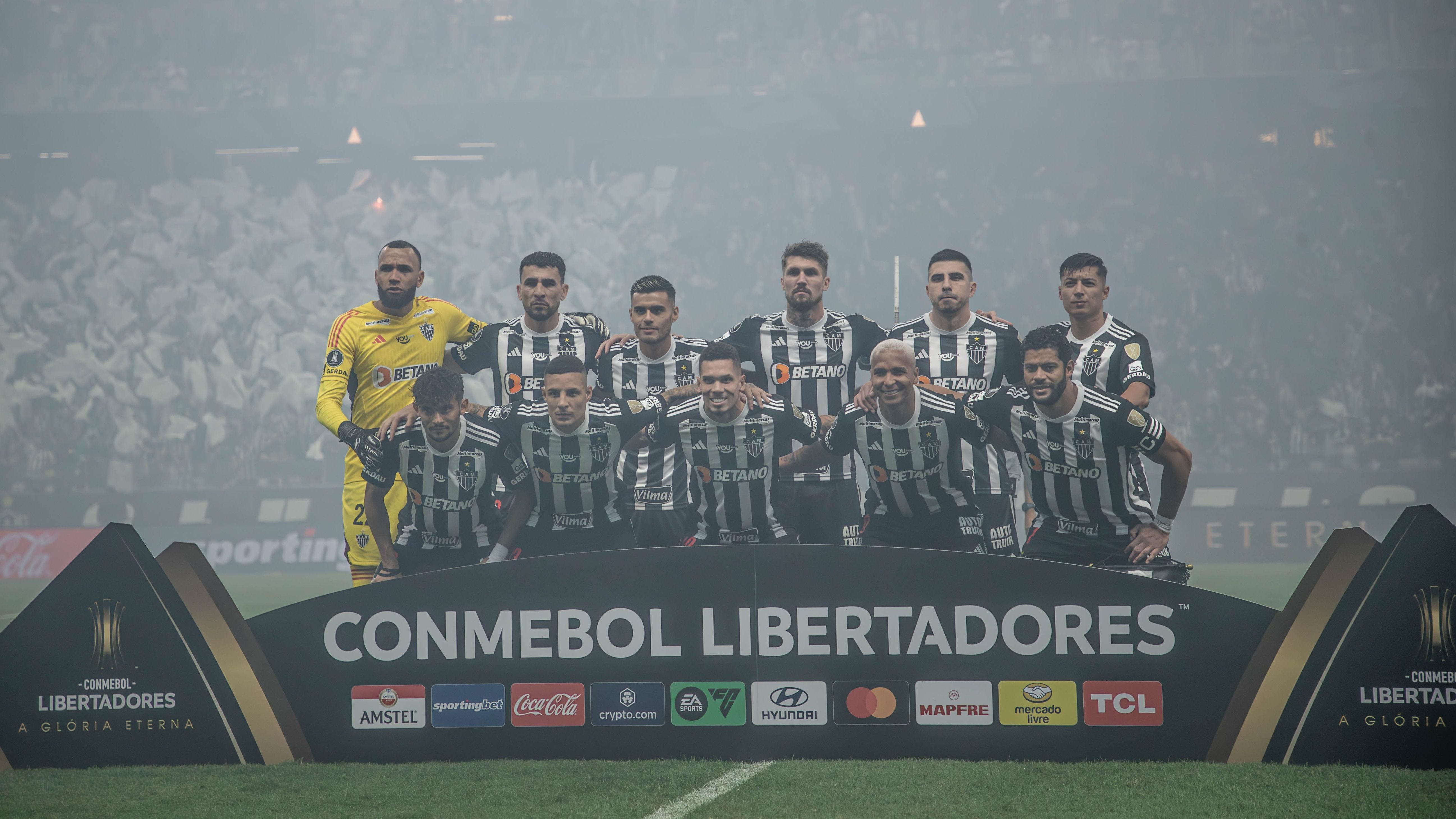 Time do Atlético-MG em partida contra o River Plate