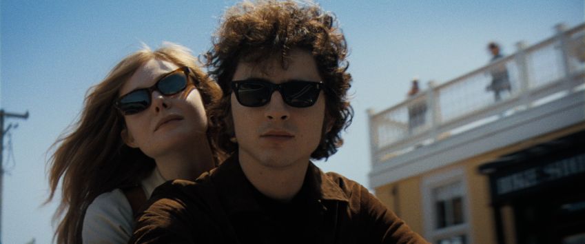 Elle Fanning e Timothée Chalamet em "Um Completo Desconhecido" • Divulgação/Searchlight Pictures