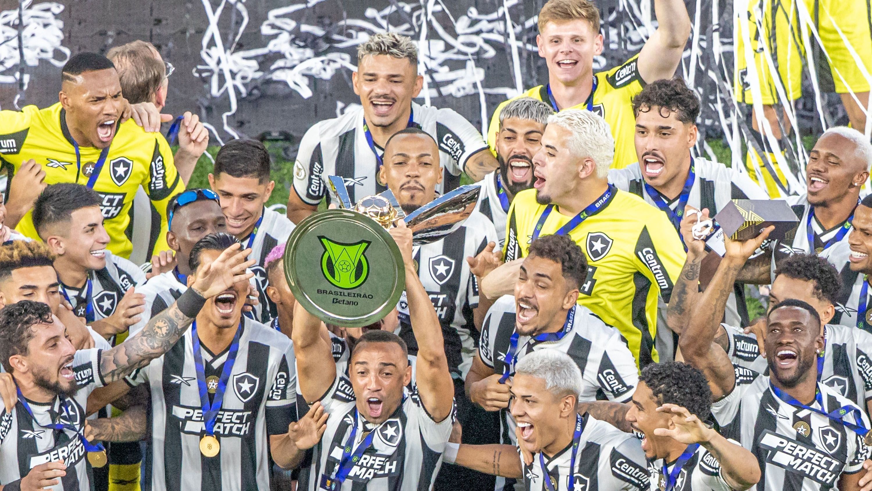 Botafogo levanta troféu do Brasileirão