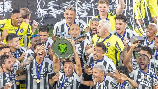 Botafogo levanta troféu do Brasileirão