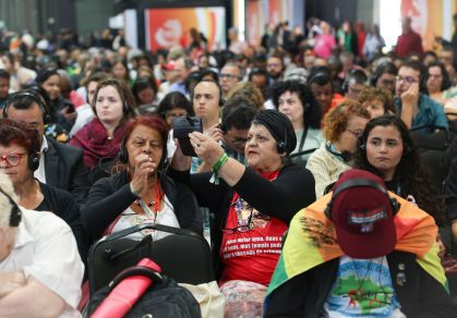 Público assiste plenária que discute Combate à fome, pobreza e desigualdades, no G20 Social no Boulevard Olímpico na zona portuária da capital fluminense