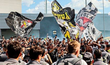 Torcida do Atlético-MG faz festa no embarque da delegação para Argentina; veja
