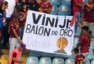 Vini Jr. recebe apoio da torcida venezuelana em retorno à Seleção Brasileira