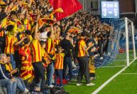 Arquibancada cai em comemoração de gol, e jogo é paralisado em Barcelona; veja