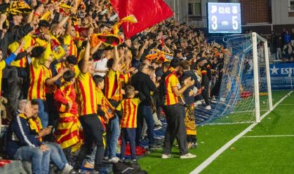 Arquibancada cai em comemoração de gol, e jogo é paralisado em Barcelona; veja