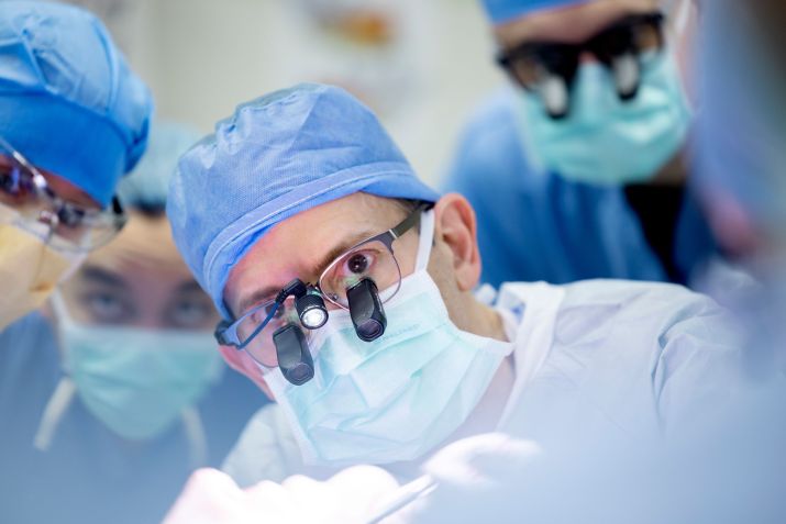 Dr. Samir Mardini liderou a equipe médica que realizou o transplante de rosto de Pfaff em fevereiro. O procedimento durou mais de 50 horas •