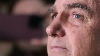 O ex-presidente Jair Bolsonaro desembarca no aeroporto Santos Dumont e fala sobre o julgamento no TSE que pode torná-lo inelegível.
