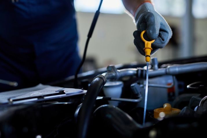 O nível do óleo pode ser checado por meio de uma vareta no motor • Freepik/Divulgação