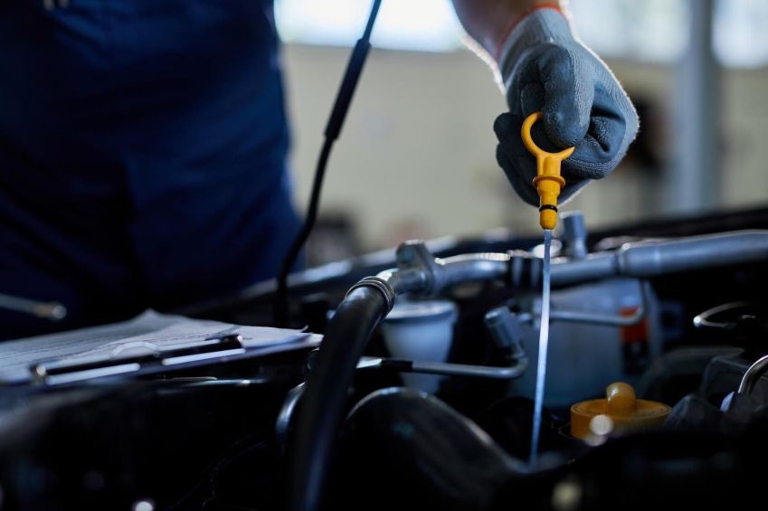 O nível do óleo pode ser checado por meio de uma vareta no motor • Freepik/Divulgação