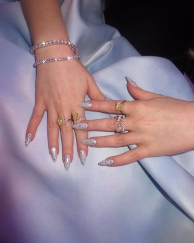 Unhas de Sabrina Carpenter com azul bebê • Instagram/Sabrina Carpenter