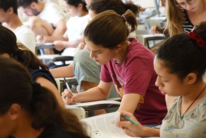 estudante faz prova