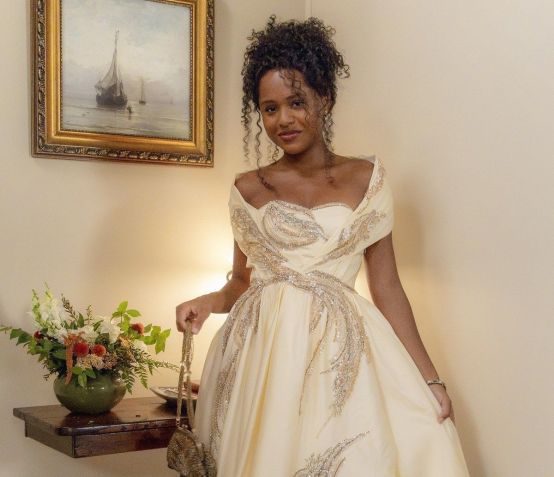 Beatriz (Duda Santos) usa vestido de Dalva Miranda, estilista interpretada por Larissa Manoela em "Além da Ilusão" • Divulgação/Globo