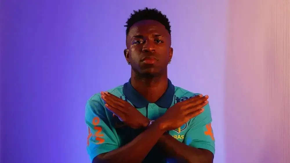 Vini Jr. faz gesto antirracista