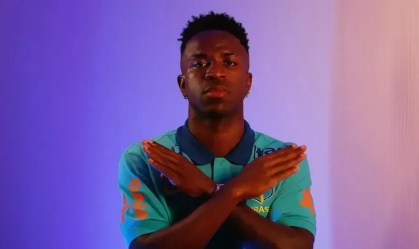 Vini Jr. faz gesto antirracista