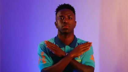 Vini Jr. faz gesto antirracista