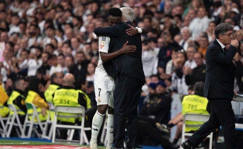 Ancelotti publicou foto abraçado com Vinicius Jr.