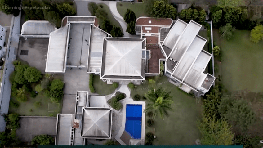 Visão de cima da mansão onde Gugu Liberato morou por quase 20 anos • YouTube/Domingo Espetacular