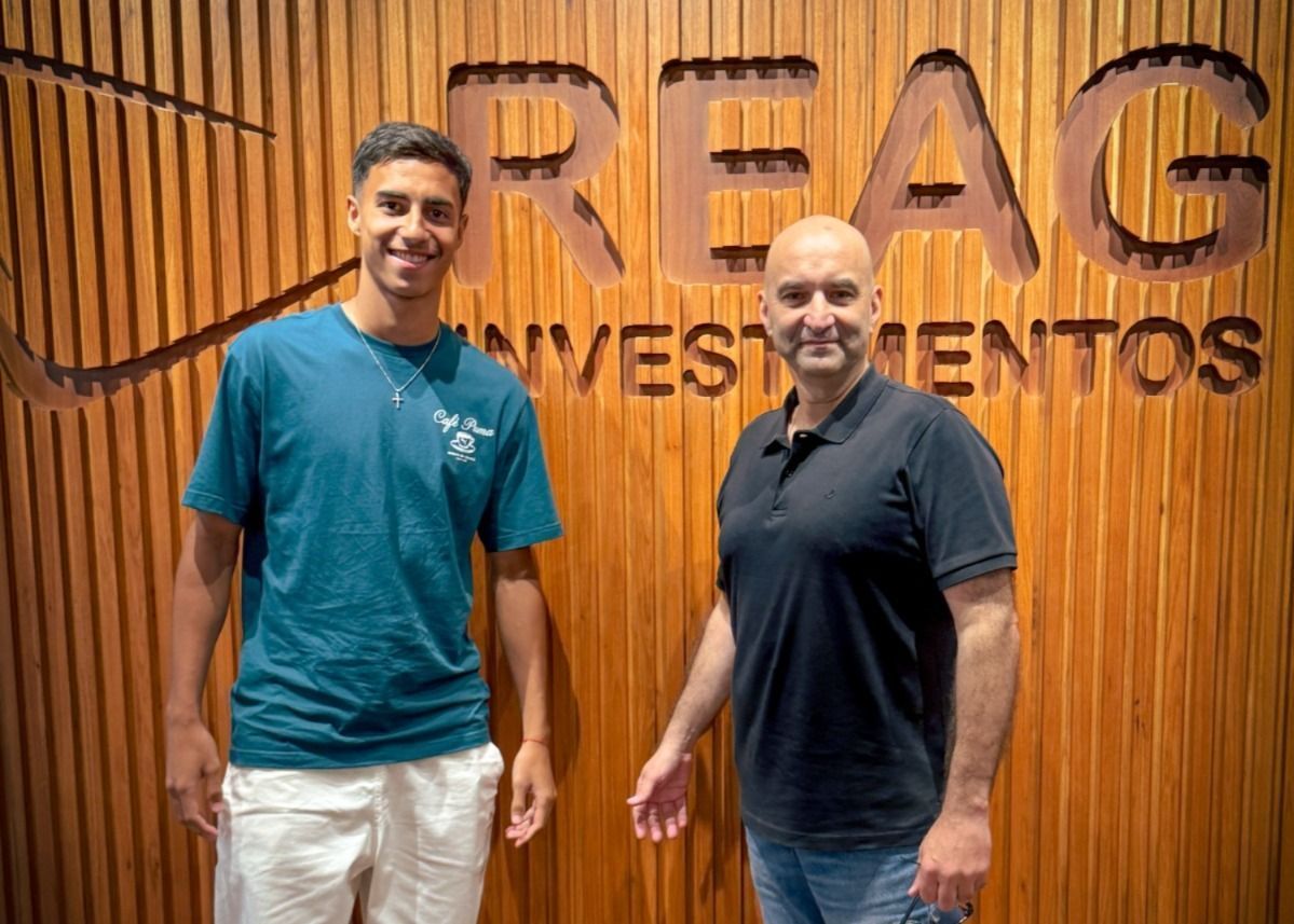 Vitor Reis, zagueiro do Palmeiras, e João Carlos Mansur, CEO da REAG Investimentos