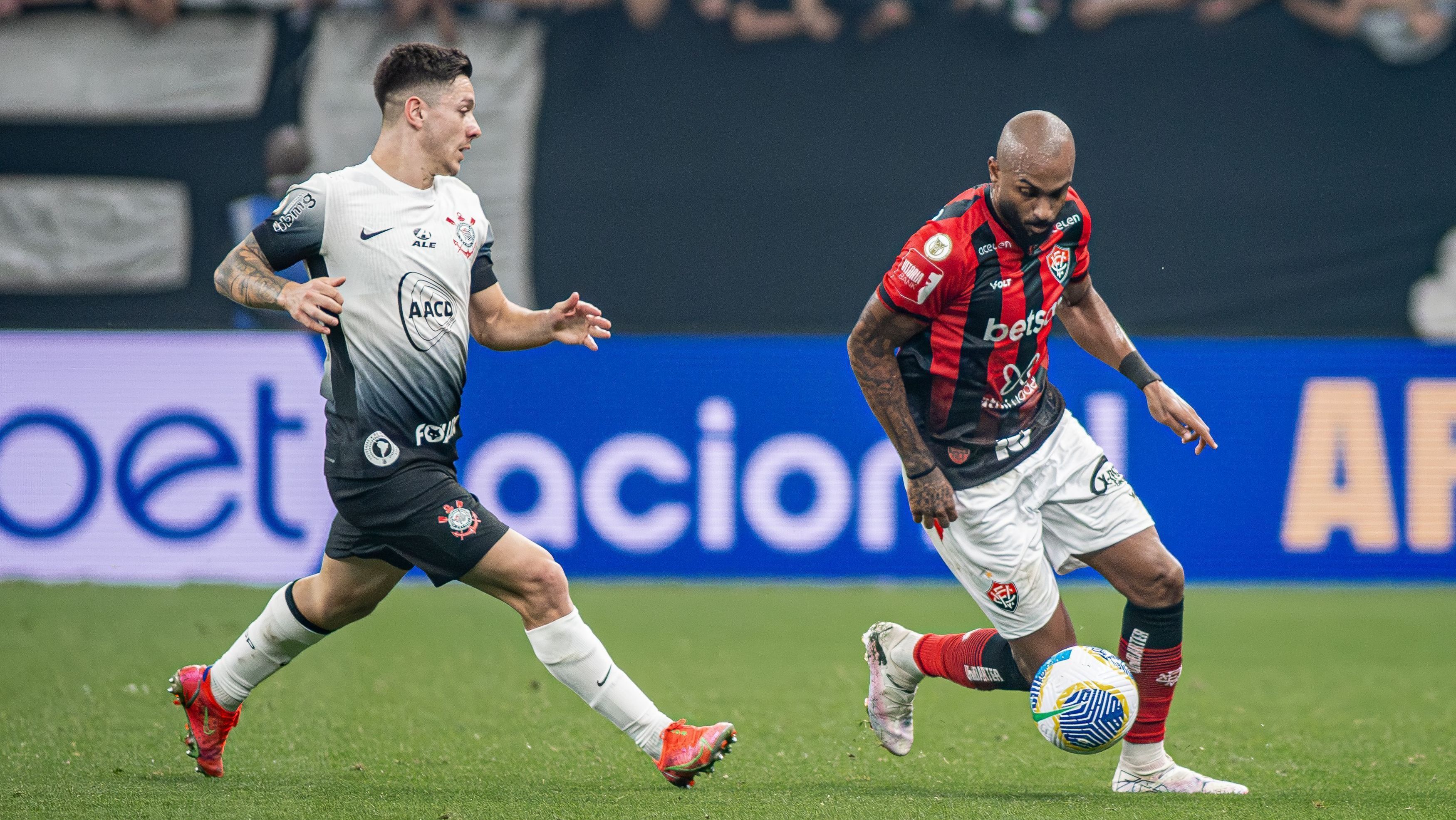 Rodrigo Garro disputa bola em jogo contra o Vitória