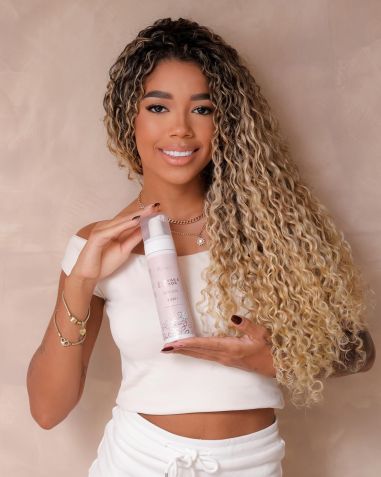 Vivi Noronha tem uma linha de cosméticos capilares • Instagram/Vivi Noronha