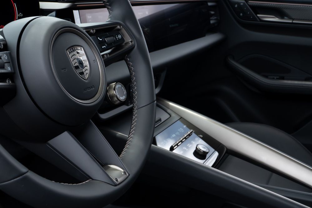 Volante do Porsche Macan elétrico • Divulgação/Porsche