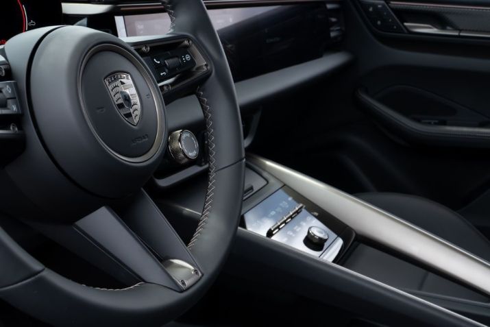 Volante do Porsche Macan elétrico • Divulgação/Porsche