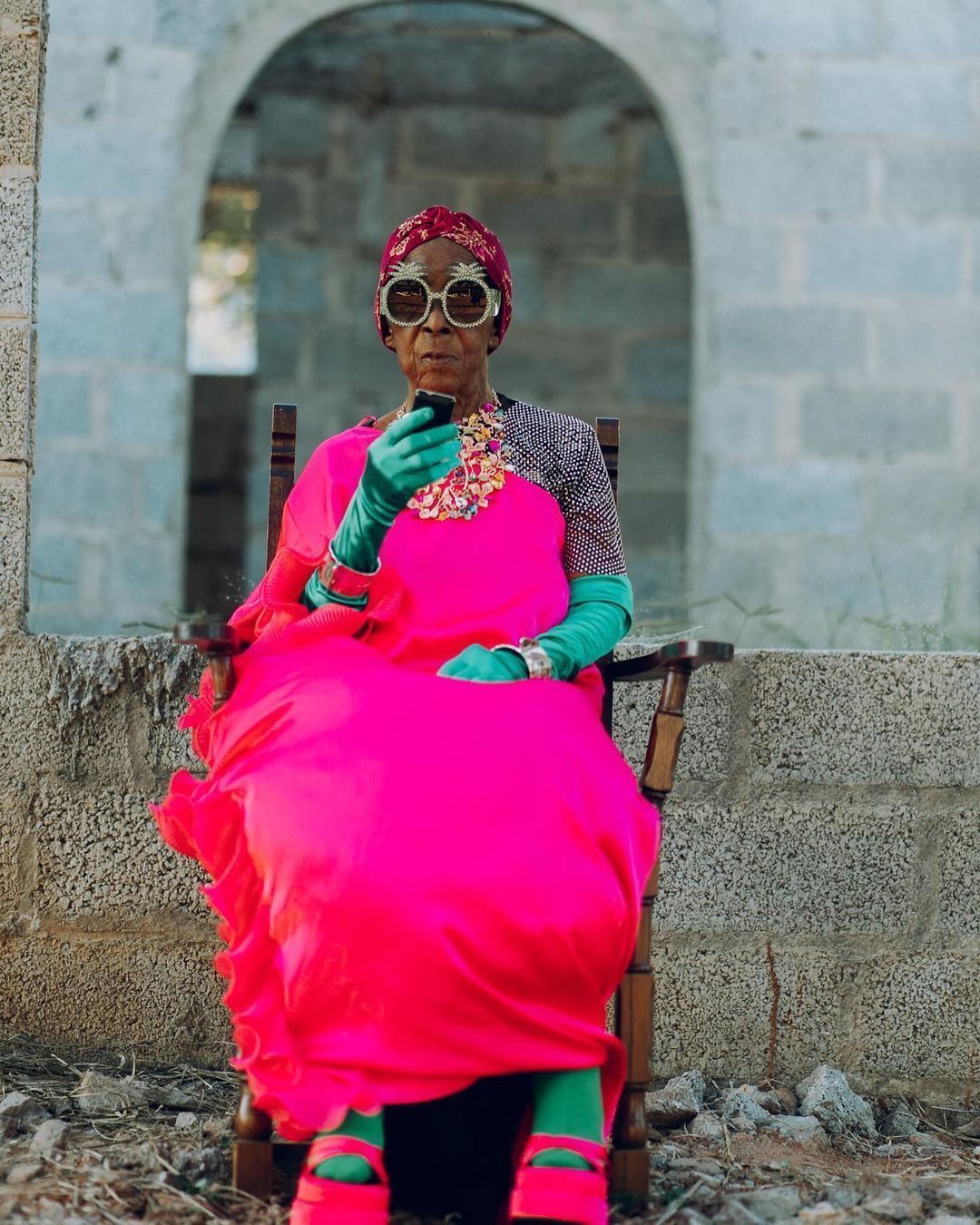 Vovó chama a atenção na web com looks fashionistas • Instagram/Gendary Glamma