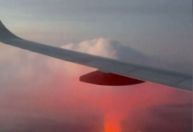 Vídeo: Vulcão em erupção na Islândia surpreende passageiros de avião