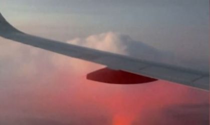Vídeo: Vulcão em erupção na Islândia surpreende passageiros de avião