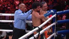 Whindersson Nunes ri enquanto é encurralado pelo boxeador indiano Neeraj Goyat