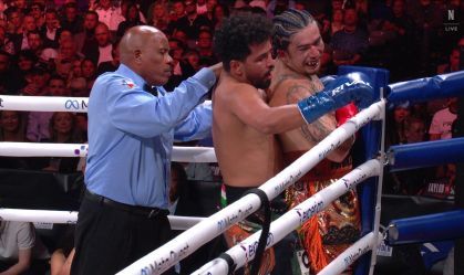 Whindersson Nunes ri enquanto é encurralado pelo boxeador indiano Neeraj Goyat