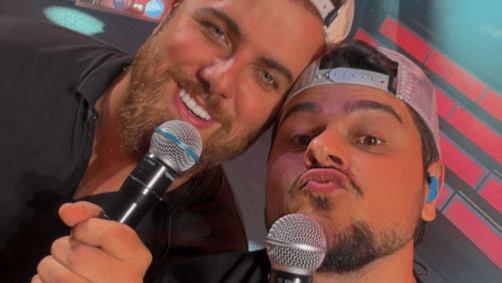 Nos registros, os cantores aparecem em um cenário de palco com a banda cantando hits de sua carreira