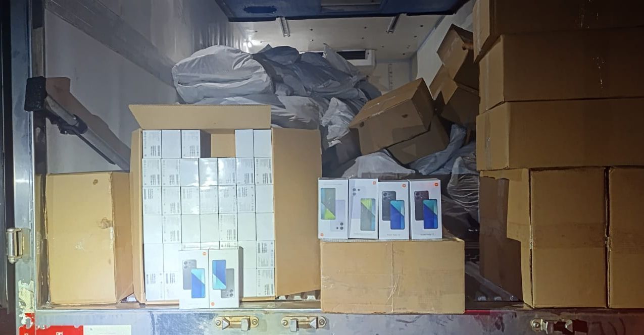 Polícia encontra 2,2 mil celulares sem nota fiscal escondidos em carga de peixes congelados em SP