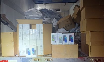 Polícia encontra 2,2 mil celulares sem nota fiscal escondidos em carga de peixes congelados em SP