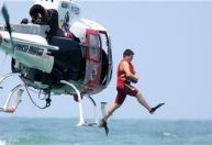Vídeo: helicóptero Águia resgata quatro crianças de afogamento em Ubatuba