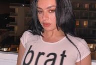 Charli xcx rebate críticas sobre usar autotune: "A melhor arte confronta"