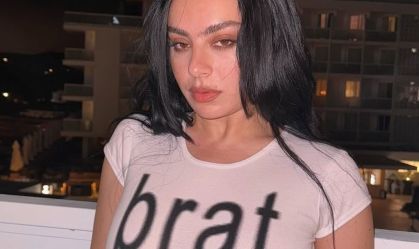 Charli xcx rebate críticas sobre usar autotune: "A melhor arte confronta"