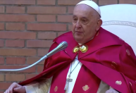 Papa Francisco melhora "um pouco" e não tem febre, diz Vaticano